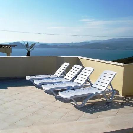 2 Bed, 2 Bath On Private Site Within 300 Metres Of The Beach Apartment