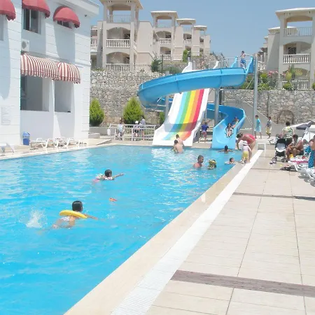 2 Bed, 2 Bath On Private Site Within 300 Metres Of The Beach Apartment *